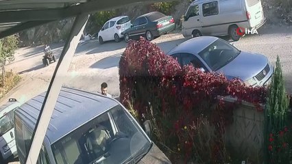 - ATV'nin park halindeki otomobile çarpma anı kamerada