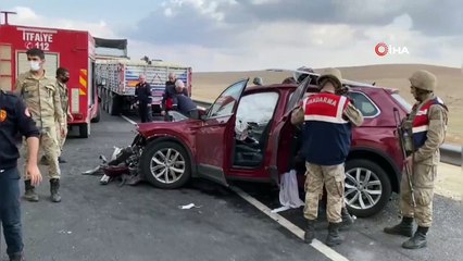 Lüks araç tıra arkadan çarptı: 4 yaralı