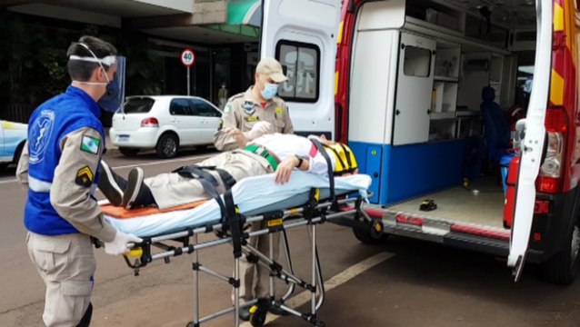 Idoso é socorrido após sofrer queda no calçadão da Avenida Brasil