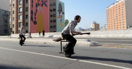 Harry Potter : deux fans de la saga créent des balais à moteur pour se déplacer dans la rue