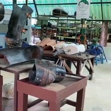 Un homme fabrique des prothèses sur mesure pour les éléphants