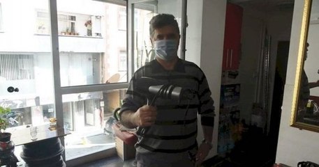 En Turquie, un homme utilise un sèche-cheveux pour réchauffer un pigeon glacé par la pluie