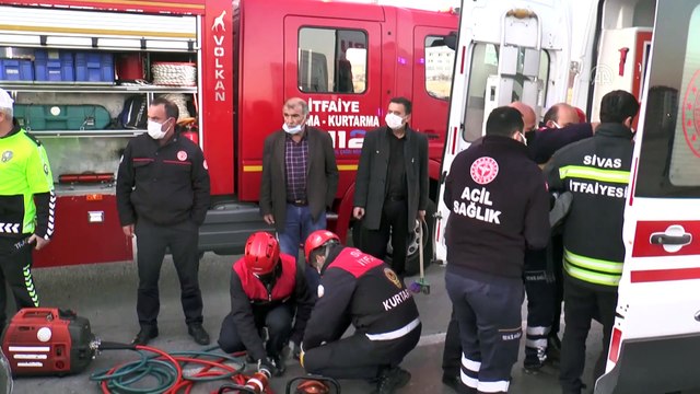 SİVAS - Hafif ticari araç ile otomobil çarpıştı: 2 yaralı