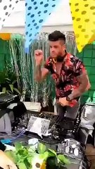 Cristian U pasando música en una fiesta clandestina