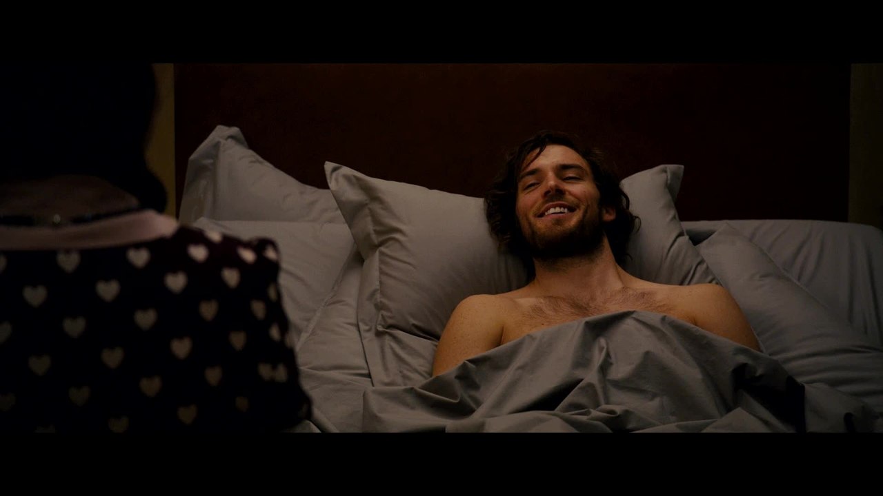 Ein ganzes halbes Jahr -Clip erzÃ¤hlen sie mir was anderes (Deutsch) HD