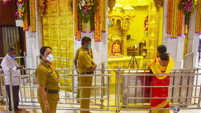Places of worship reopen in Maha; devotees visit temples