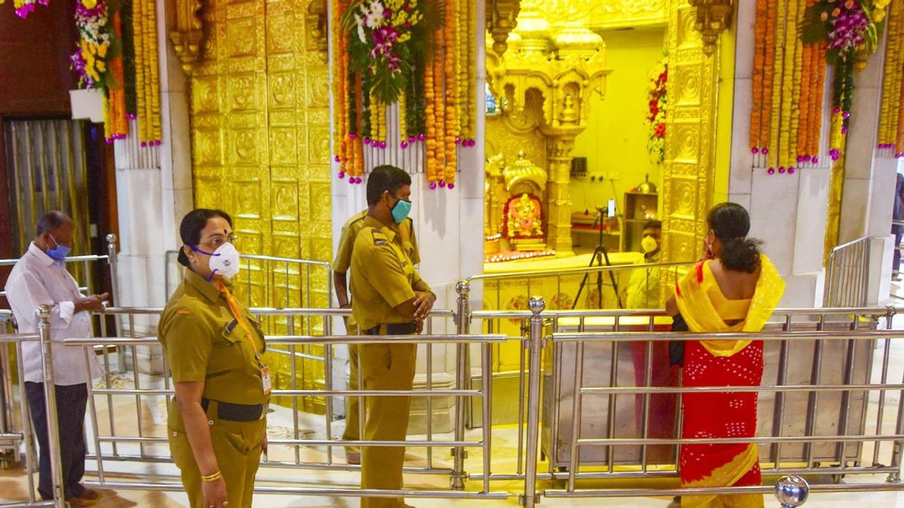 Places of worship reopen in Maha; devotees visit temples