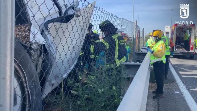 Rescatan al conductor de una furgoneta atrapado bajo un camión