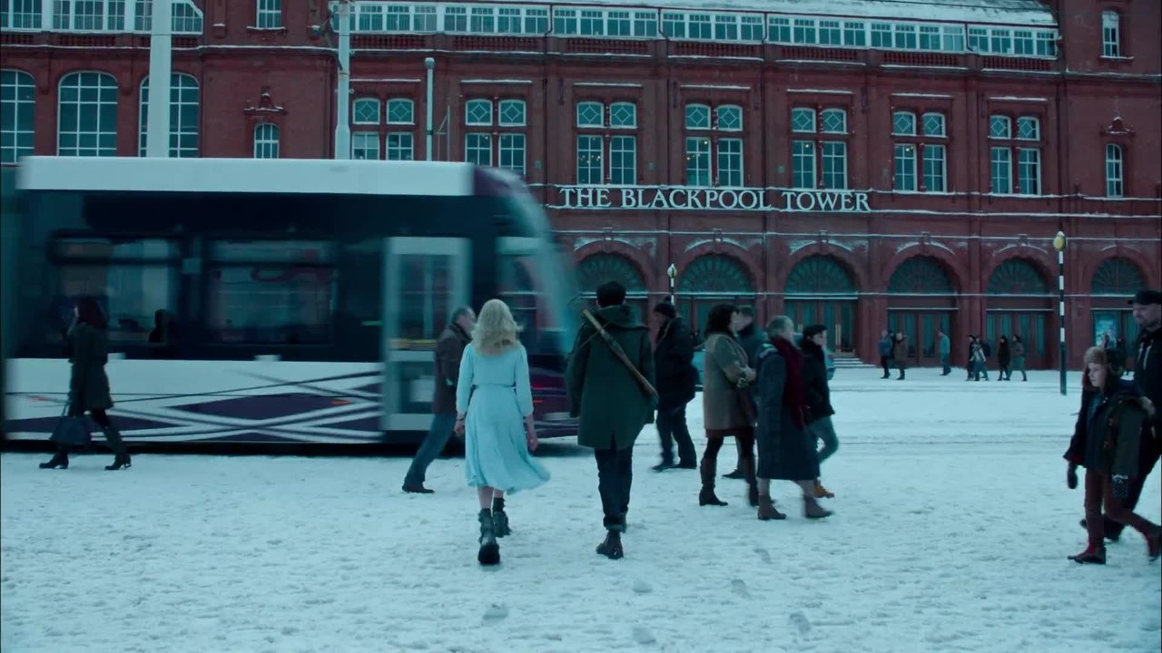 Miss Peregrine's Home For Peculiar Children - Clip Hold Barron Back (English) HD