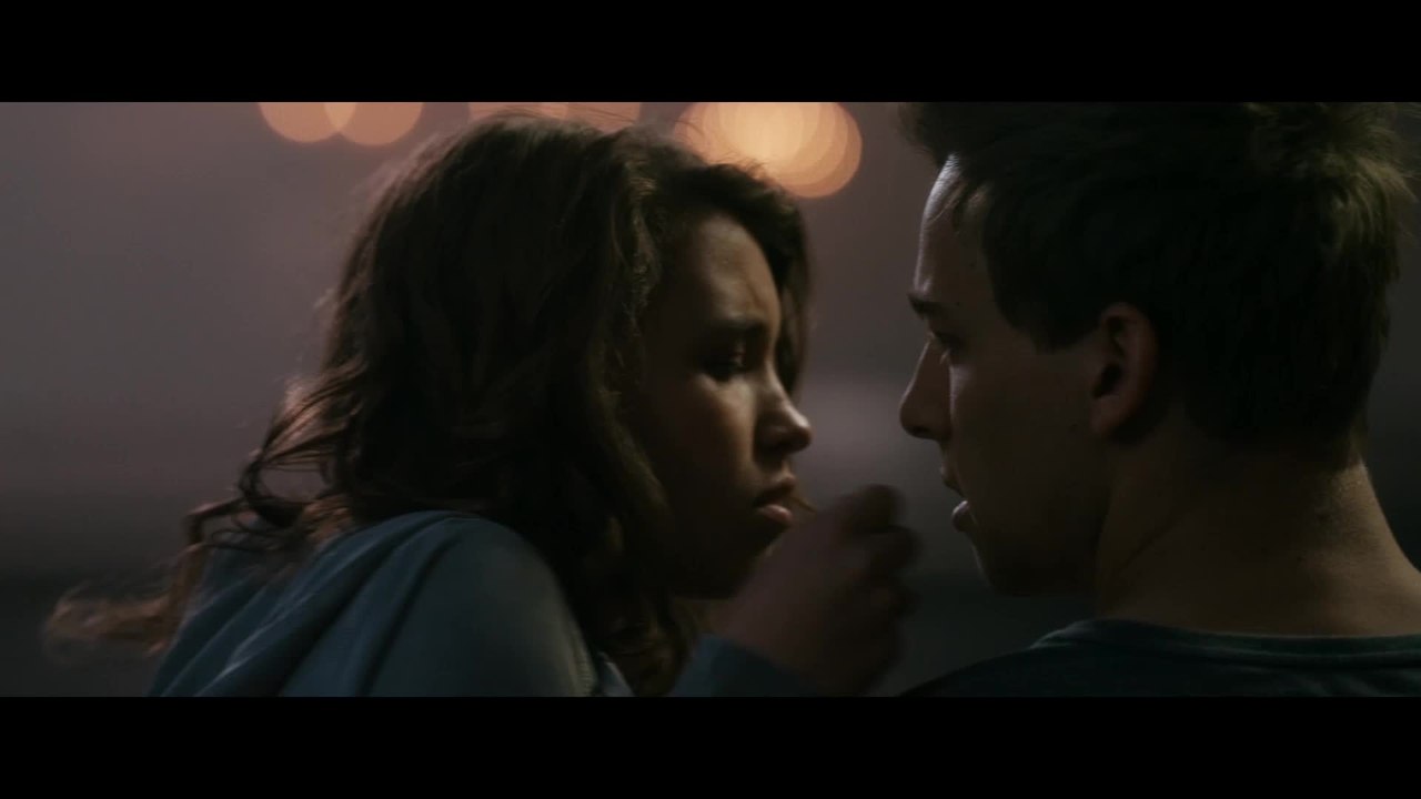 Allein gegen die Zeit - Clip 02 Kuss und Explosion (Deutsch) HD