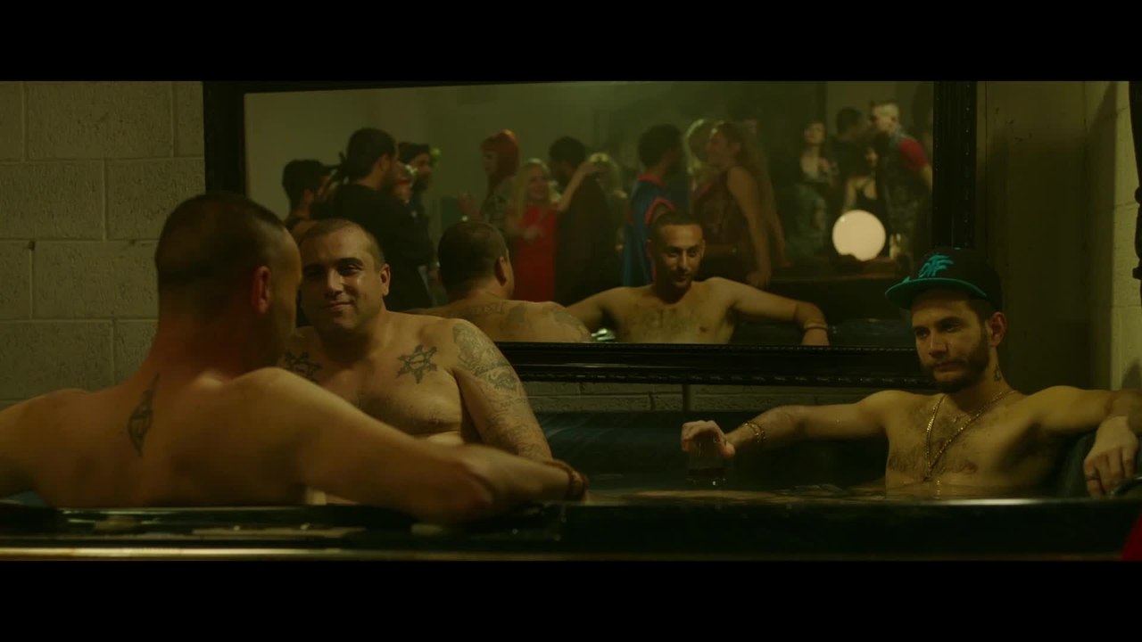 Junction 48 - Clip Karemm im Jacuzzi (Deutsch) HD