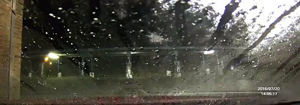 Un automobiliste se défend avec un nettoyeur haute pression