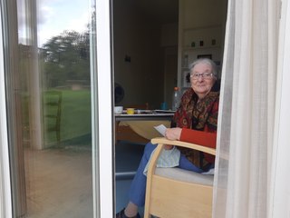 À 78 ans, elle a vaincu le coronavirus : Colette reprend goût à la vie "en chantant"