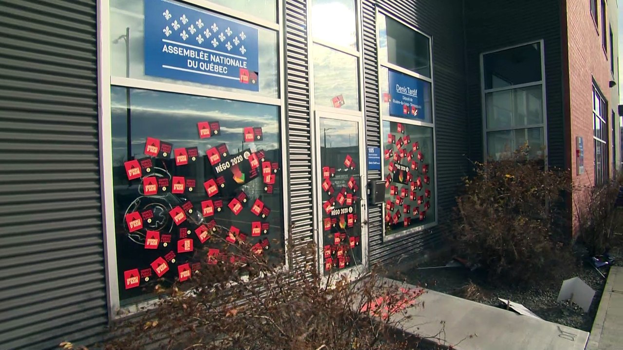Les manifestants de la CSN laissent leurs traces aux bureaux du député Denis Tardif -2020-11-16