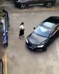 Elle se fait frôler par une voiture dans un parking et se venge
