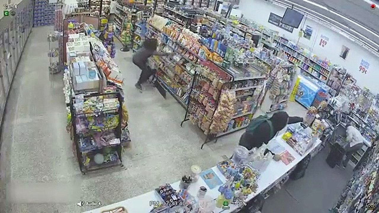 Des voleurs se transforment en sauveteurs dans un magasin