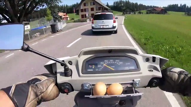 Cet homme à scooter jette des œufs sur les mauvais conducteurs !