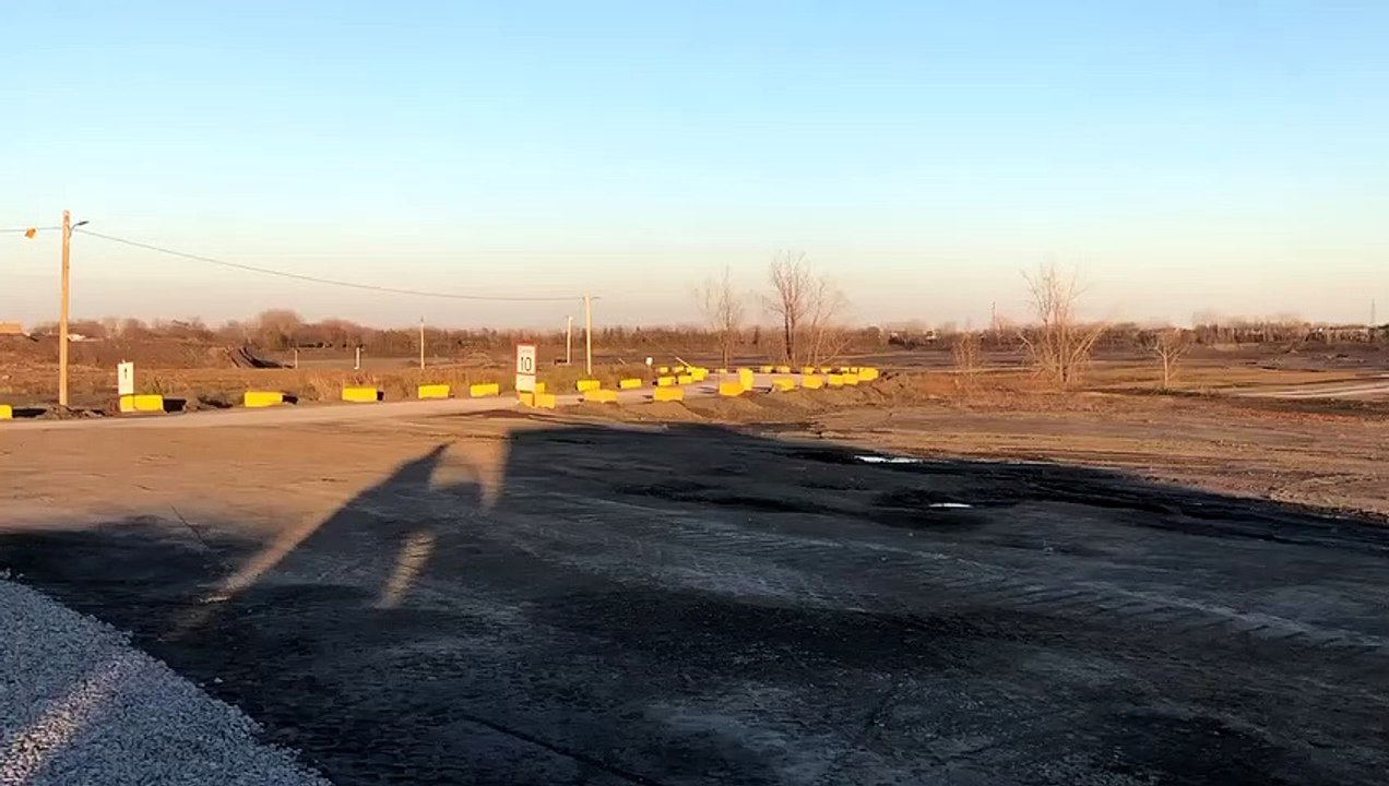 Vue sur la carrière à l'entrée du chantier
