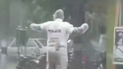 தூத்துக்குடியில் கொட்டித் தீர்க்கும் கனமழையிலும் கடமை தவறாது பணி செய்யும் போக்குவரத்து காவலர் - வீடியோ