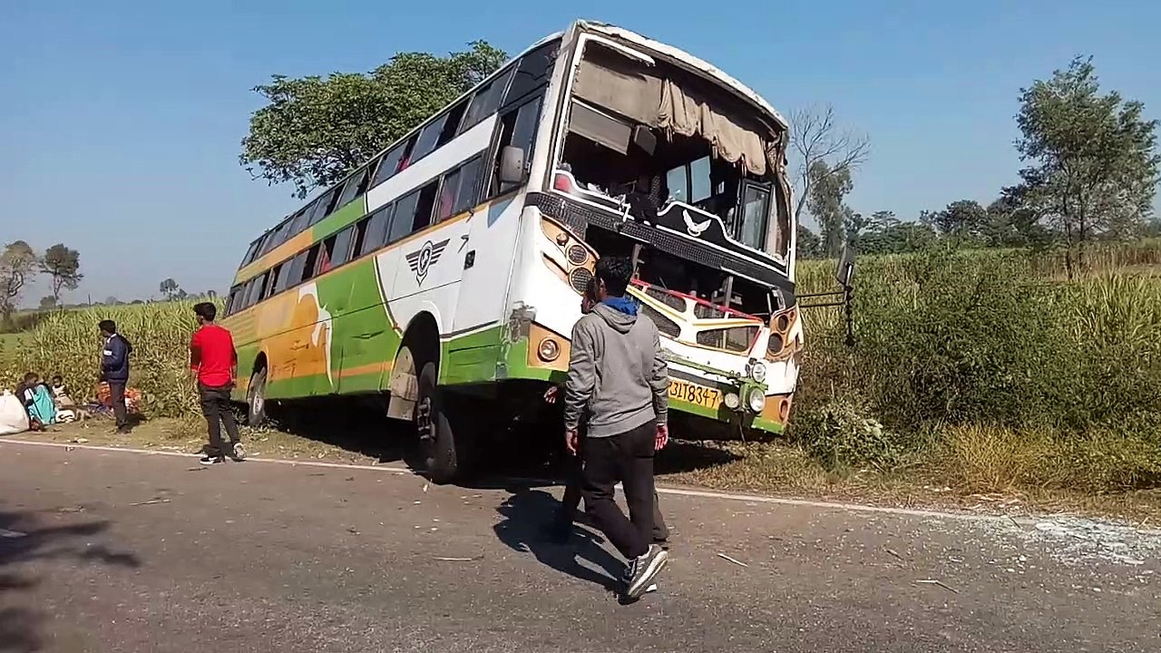 लखीमपुर खीरी: तेज रफ्तार बस पेड़ से टकराई, सवारि...