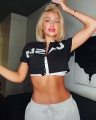 مودل روز ترقص وعلى رأسها كوب ماء