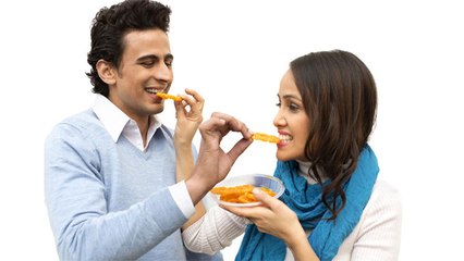 मीठा जरूरत से ज्यादा खाते है तो ये सेहत के साथ आपके चेहरे को भी करेगा बर्बाद । Boldsky