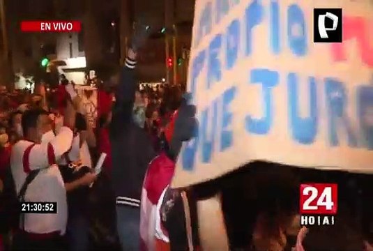 Jóvenes que protestaban en frontis del Congreso realizaron minuto de silencio por estudiantes fallecidos