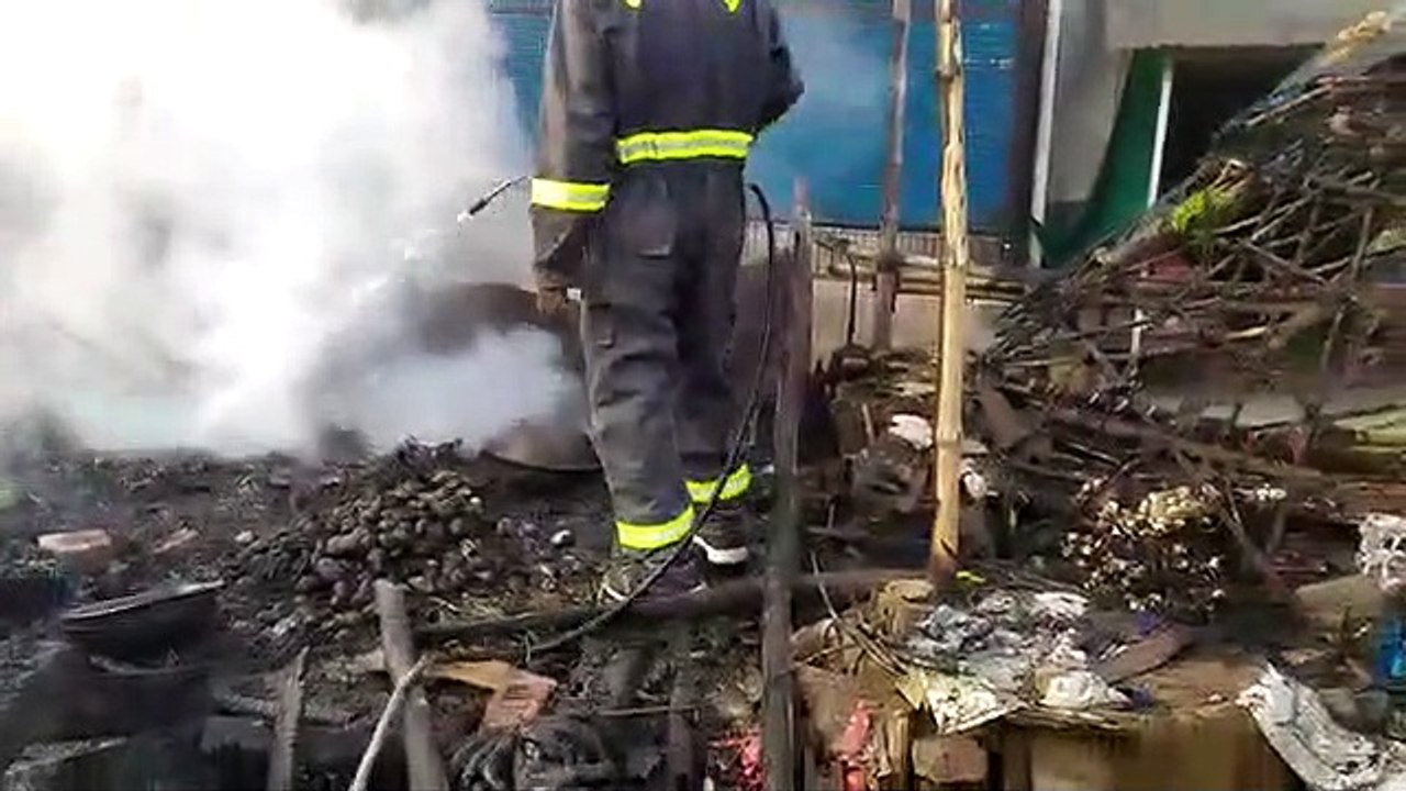 सीतापुर: संदिग्ध परिस्थितियों में तीन दुकानों में लगी भीषण आग, लाखों का हुए नुकसान