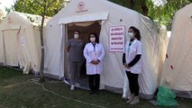 İZMİR - Bir yılda iki büyük deprem yaşayan doktor çadır kentte çocuklar için mesai yapıyor