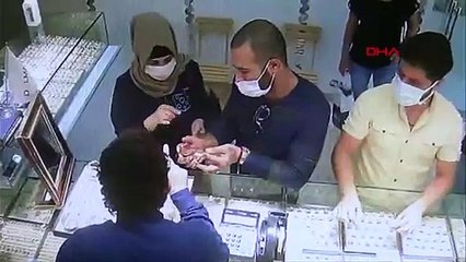 Kuyumcudaki bilezik hırsızlığı anbean görüntülendi