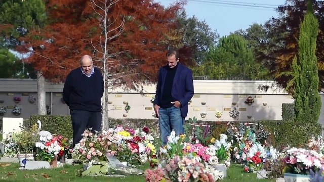 Alessandro Lequio visita la tumba de Aless cuando se cumplen seis meses de su muerte