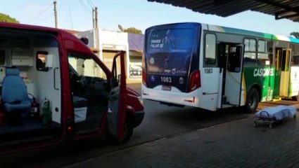 Mulher fica ferida ao sofrer queda em ônibus após freada brusca