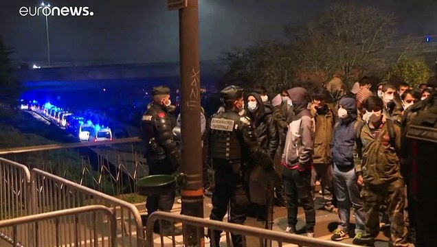 شاهد: الشرطة الفرنسية تفكك مخيماً للمهاجرين يأوي نحو 2000 شخص
