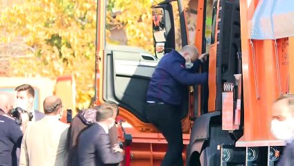 ANKARA - Bakan Karaismailoğlu, hizmete alınan yol bakım makinesini kullandı