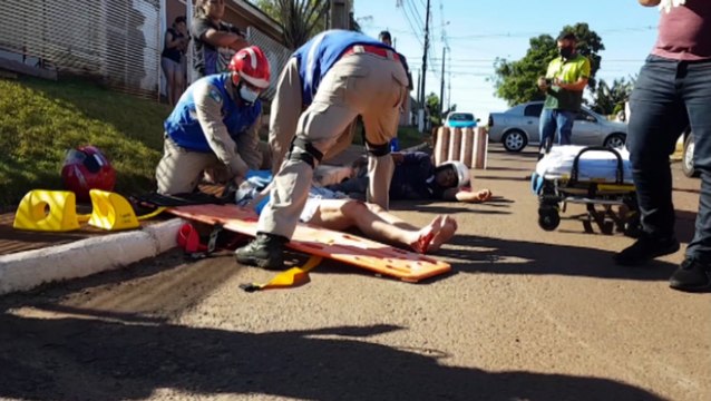 Forte batida entre carro e moto deixa duas pessoas feridas no Bairro Interlagos