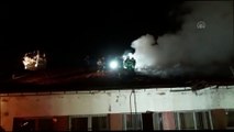 AYDIN - Yıkım kararı bulunan spor salonunda çatı yangını