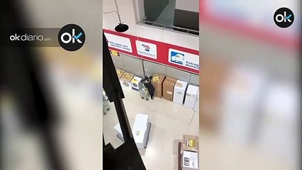 YouTube: Roban dos jamones y un televisor en un supermercado de Guadalajara usando una cuerda