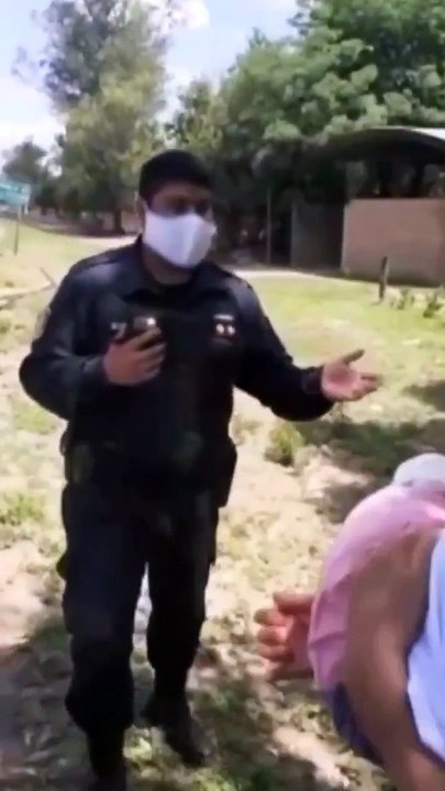 La joven que fue demorada en el ingreso a Santiago del Estero debió esperar más de dos horas en el calor y rodeada de moscas