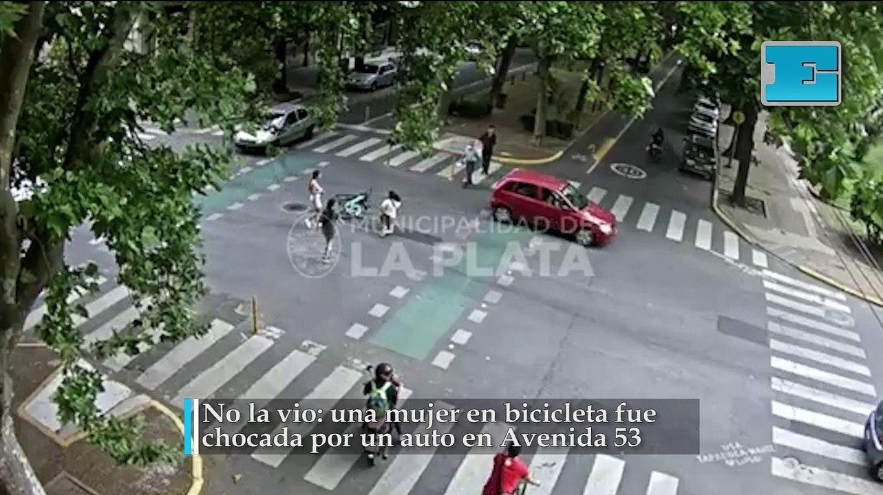 Una mujer en bicicleta fue chocada por un auto en Avenida 53