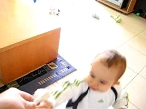 noa dans le salon (attention c'est pas ranger lol)