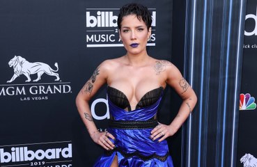 Halsey diz que a morte de Mac Miller a encorajou a sair de um relacionamento tóxico