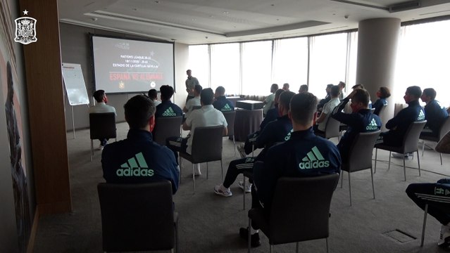 Reunión de la Selección con el cuerpo técnico antes del partido frente a Alemania