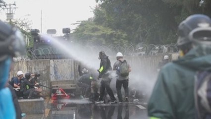 La policía usa gases lacrimógenos para frenar nueva protesta en Tailandia