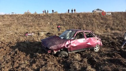 Sivas'ta feci kaza otomobil tarlaya uçtu: 1'i ağır 4 yaralı