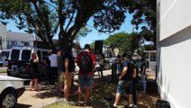 Contra a volta às aulas, professores fazem protesto em frente ao NRE
