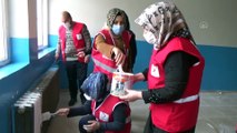 MUŞ - Türk Kızılay gönüllüleri ara tatilde köy okulunu boyayıp sınıfları temizledi