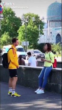 Regardez les réactions de ces personnes qui voient un portefeuille tombé