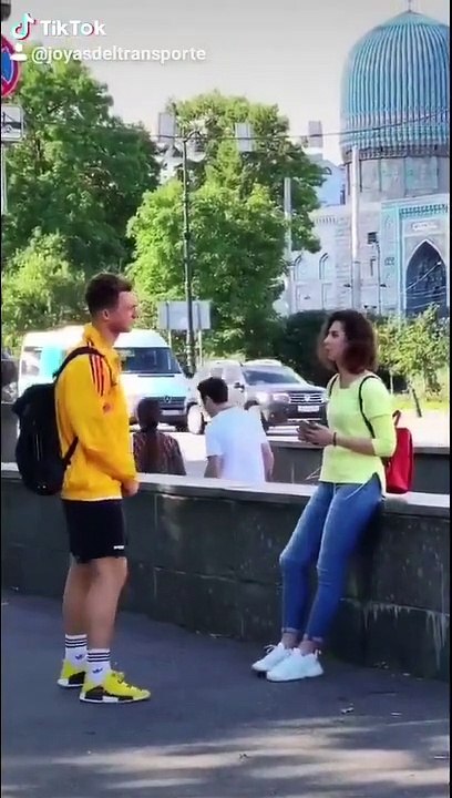 Regardez les réactions de ces personnes qui voient un portefeuille tombé