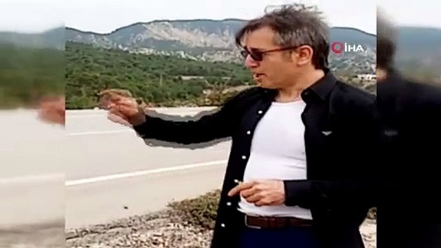 Karayoluna çıkan kaplumbağanın imdadına duyarlı vatandaş yetişti