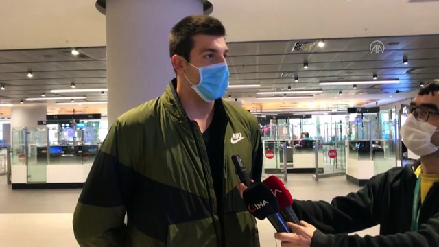 İSTANBUL - Milli yüzücü Emre Sakçı yurda döndü